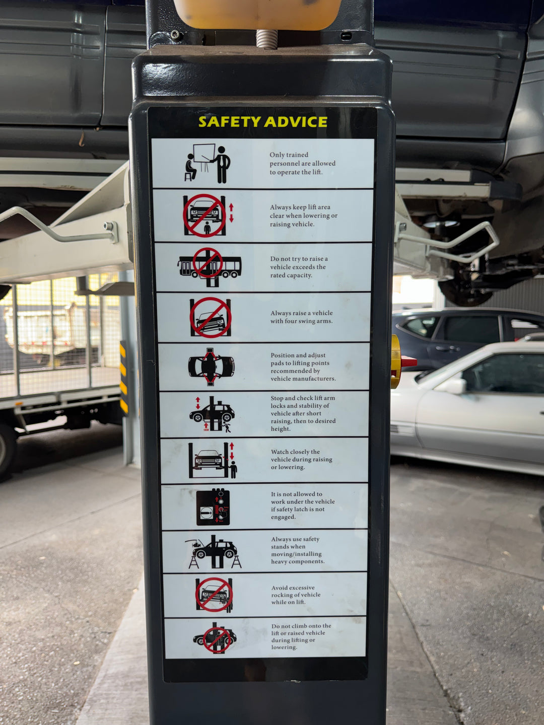 TITAN TERRAIN 4.5 TONNE 2-POST CAR HOIST ELECTRIC LOCK RELEASE