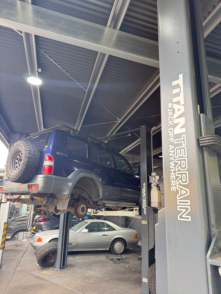 TITAN TERRAIN 4.5 TONNE 2-POST CAR HOIST ELECTRIC LOCK RELEASE