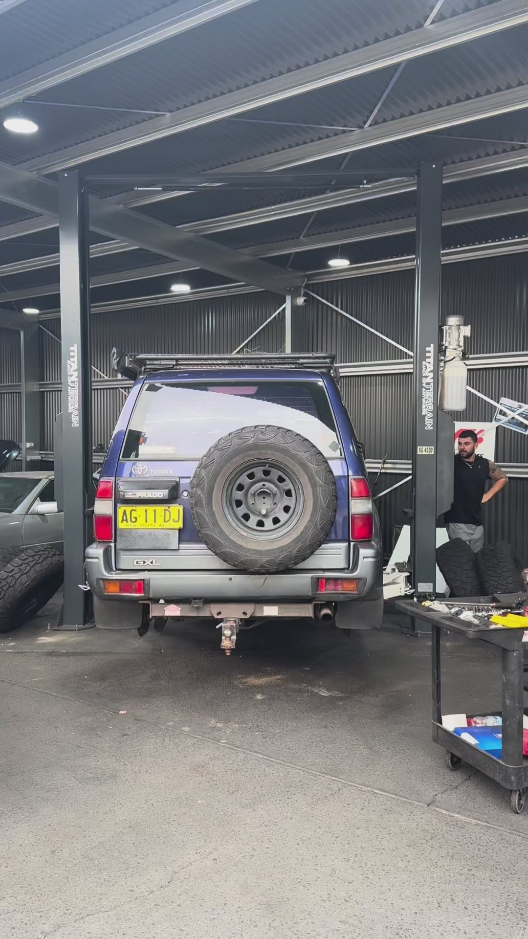 TITAN TERRAIN 4.5 TONNE 2-POST CAR HOIST ELECTRIC LOCK RELEASE