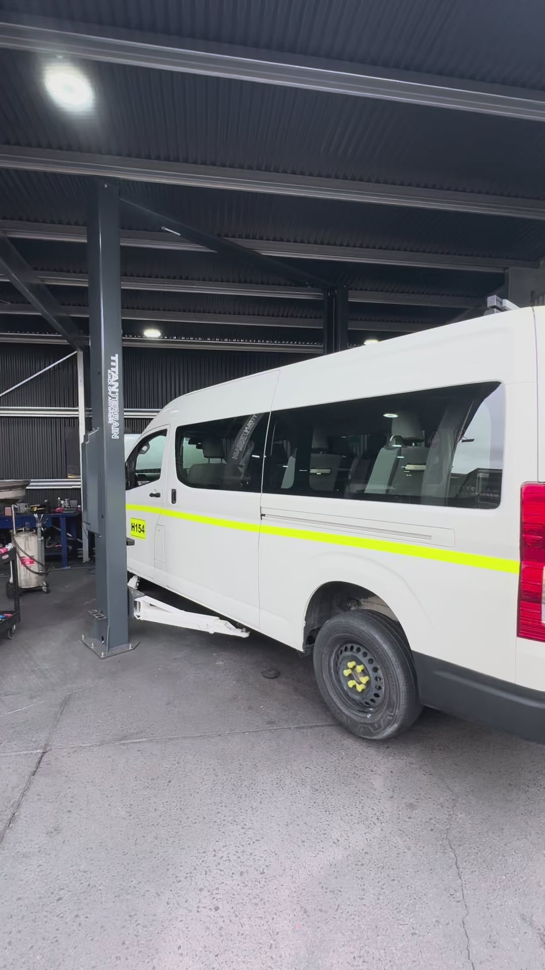 TITAN TERRAIN 4.5 TONNE 2-POST CAR HOIST ELECTRIC LOCK RELEASE